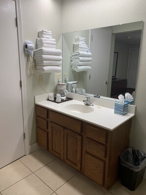 Standard Double Room, 2 Double Beds | Bathroom