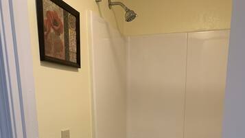 Chambre Double Standard, 2 lits doubles | Salle de bain | Ensemble douche/baignoire, articles de toilette gratuits