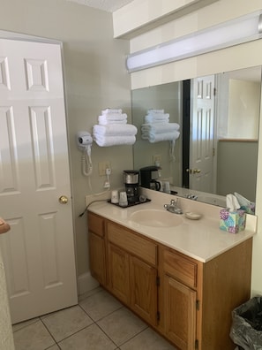 Bathroom - Hearth & Home Inn (Waynesville)
