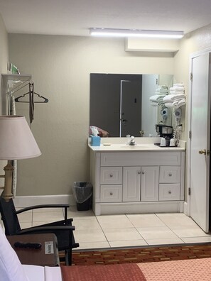 Room, 1 King Bed | Bathroom | Combined shower/bathtub, free toiletries, towels - Hearth & Home Inn (Waynesville)