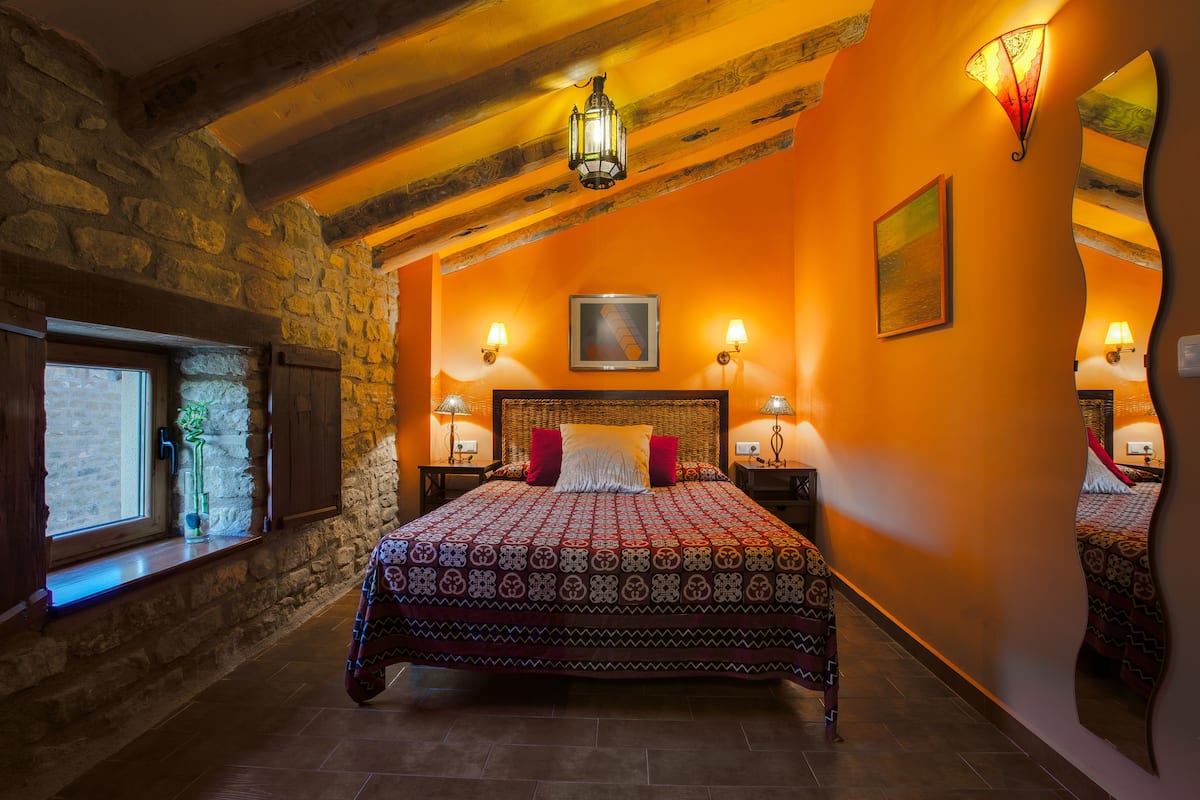 Quarto casal standard | Camas extras/dobráveis (sobretaxa), Wi-Fi de cortesia, roupa de cama