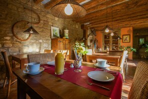 Daily buffet breakfast (EUR 7.50 per person) - El Corral de Concilio (Murillo de Gallego)