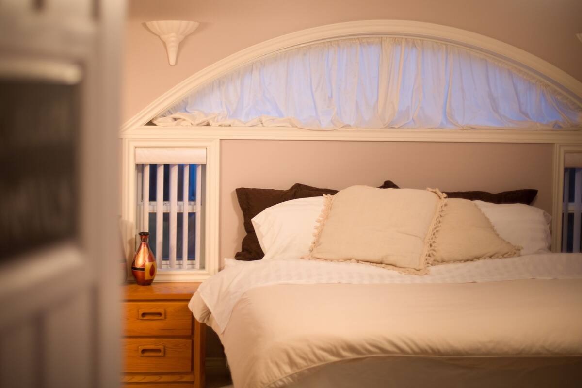 Director's Private Suite | WiFi (free), bed sheets
