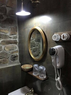 Shower, free toiletries, hair dryer