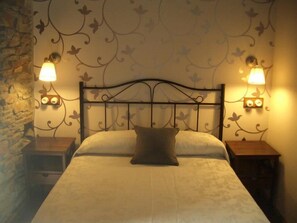 Standard Double Room Single Use, 1 Double Bed | Blackout curtains, free cots/infant beds, free WiFi - Hostal de Montaña La Aldeya (Villablino)
