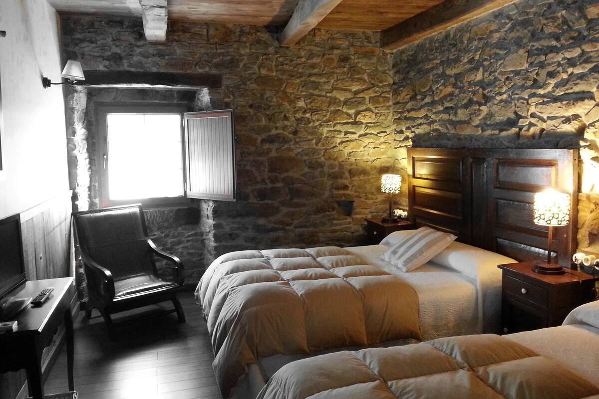 Standaard vierpersoonskamer, 2 tweepersoonsbedden | Verduisterende gordijnen, gratis babybedden, gratis wifi