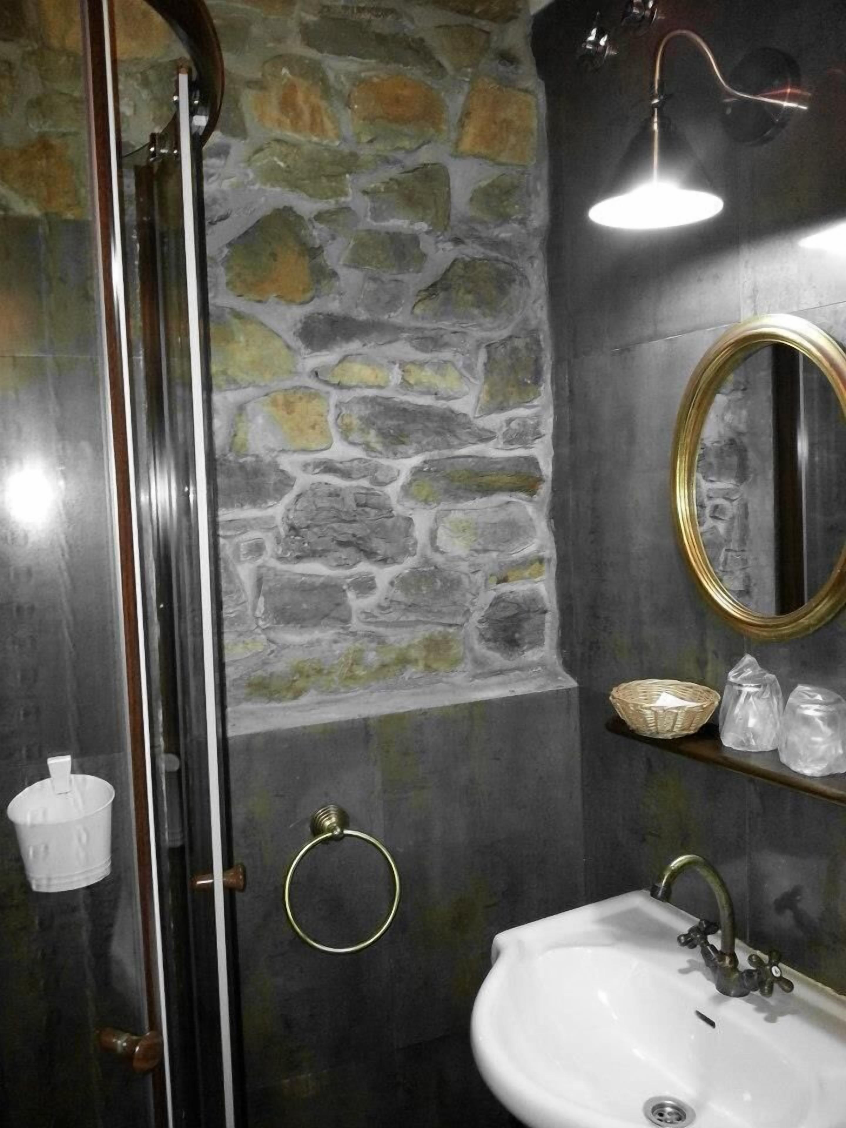 Douche, articles de toilette gratuits, sèche-cheveux