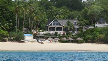 Plage, chaises longues, parasols, serviettes de plage