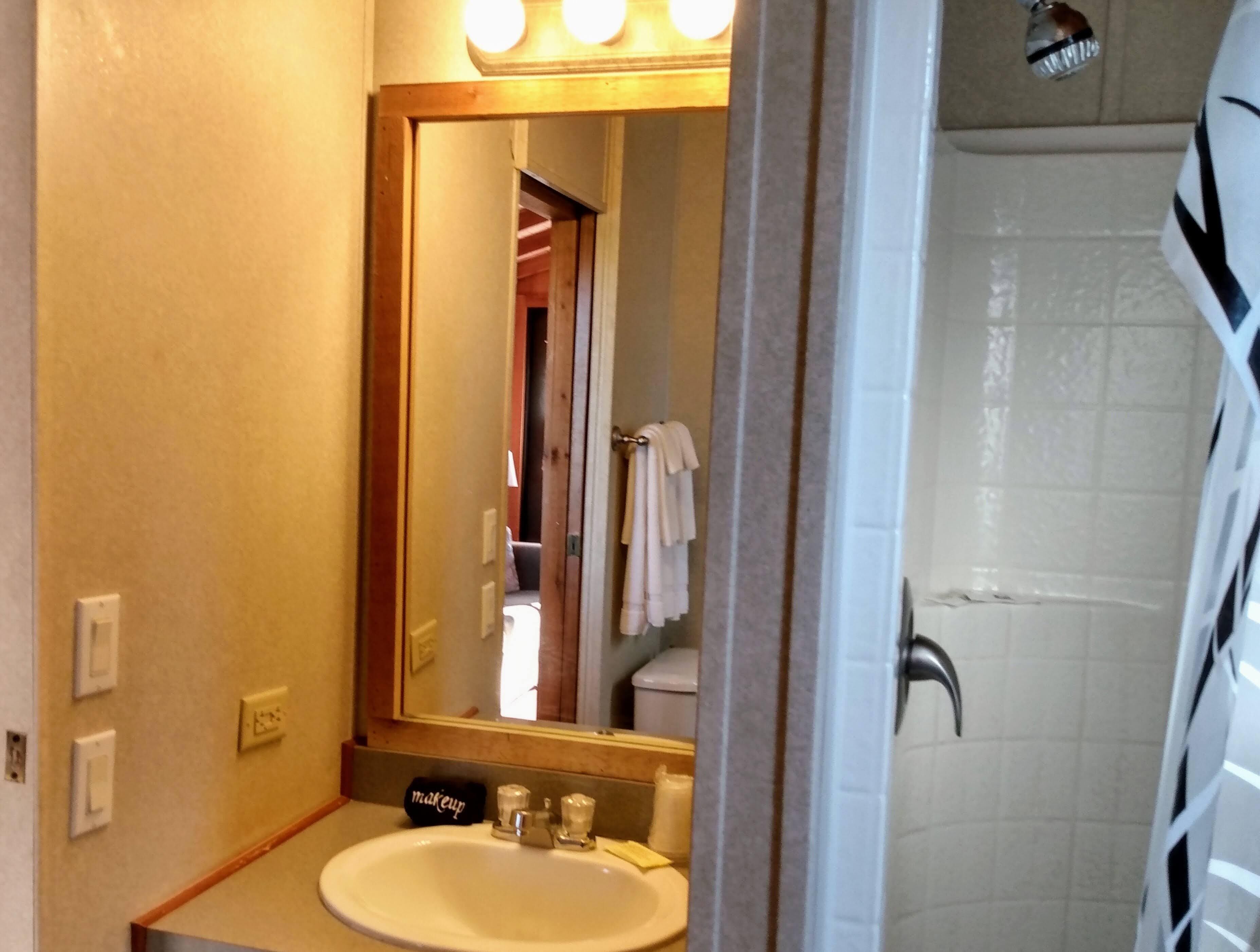 valley view cabin | bathroom | shower, free toiletries, towels, shampoo