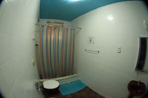 Triple Room, Private Bathroom | Bathroom | Shower, towels
