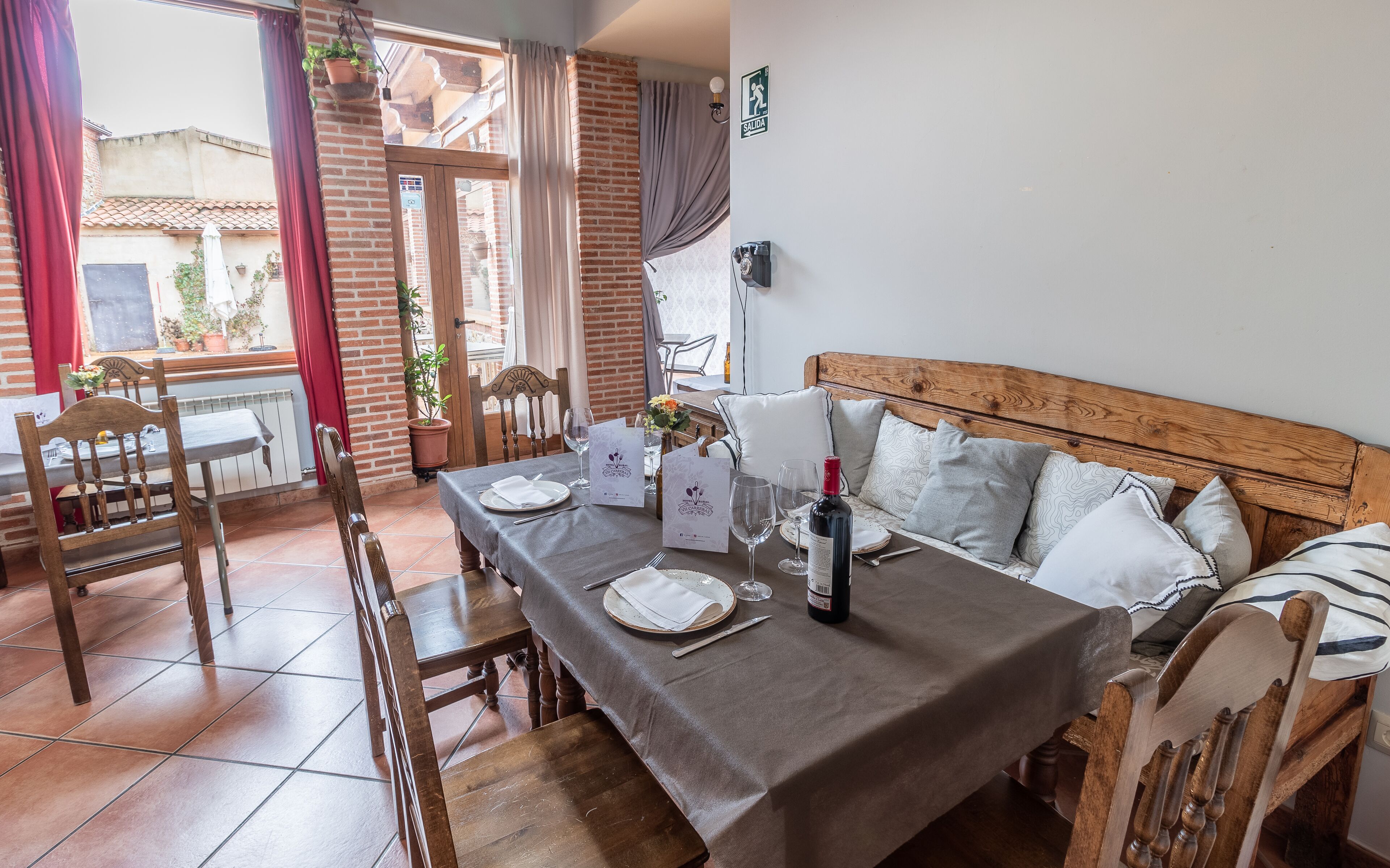 Serveert lunch en diner, lokale gerechten