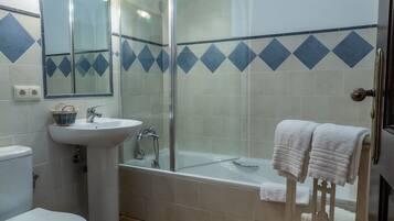 Deluxe-Doppelzimmer | Badezimmer | Kostenlose Toilettenartikel, Haartrockner