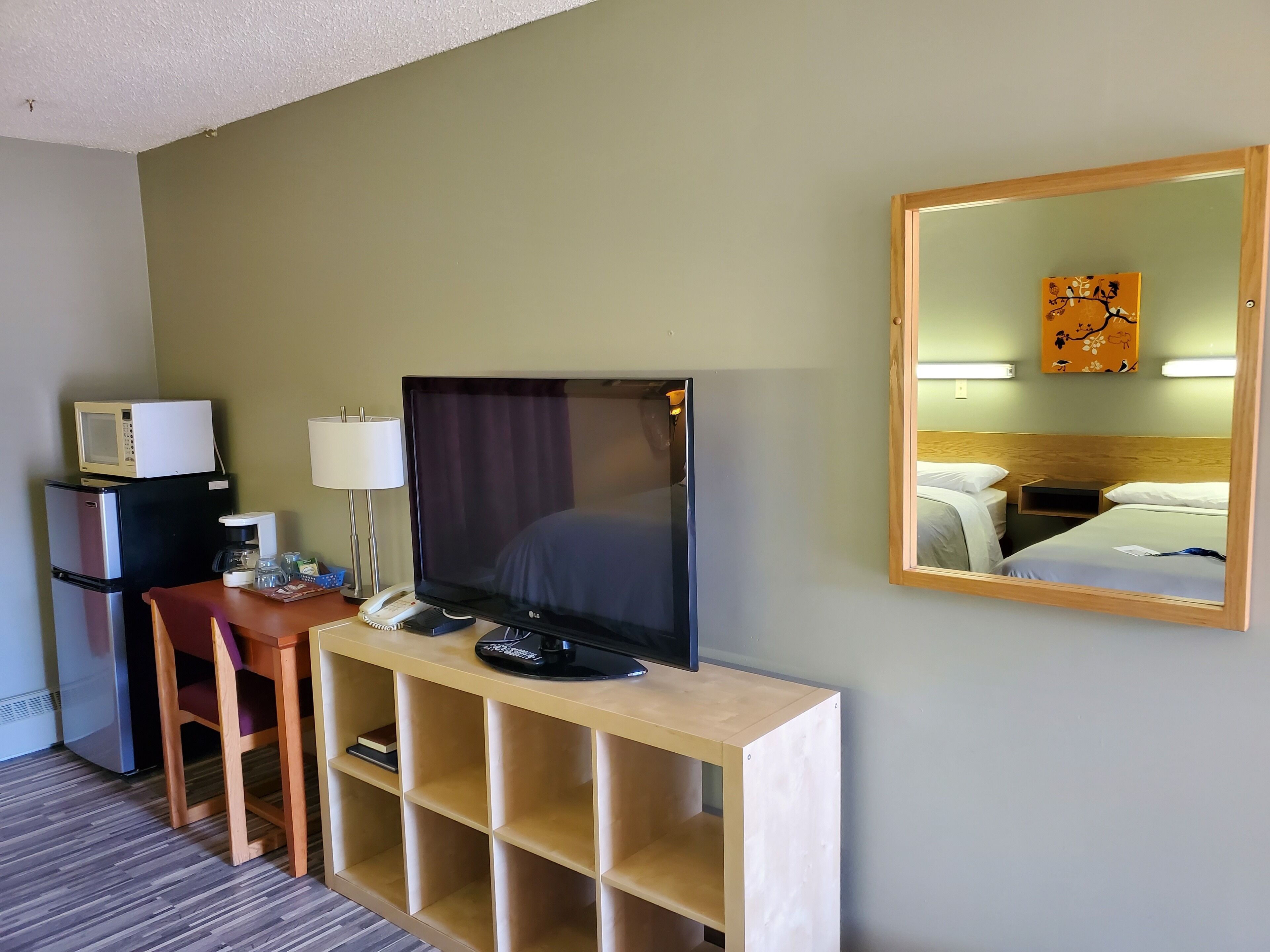 7 bedrooms, premium bedding, desk, iron/ironing board