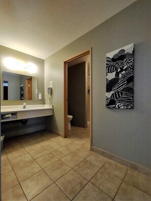 Executive Suite, 1 Bedroom, Non Smoking, Kitchen | Bathroom | Combined shower/tub, free toiletries, hair dryer, towels