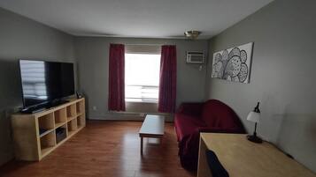 Executive Suite, 1 Bedroom, Non Smoking, Kitchen | Living area