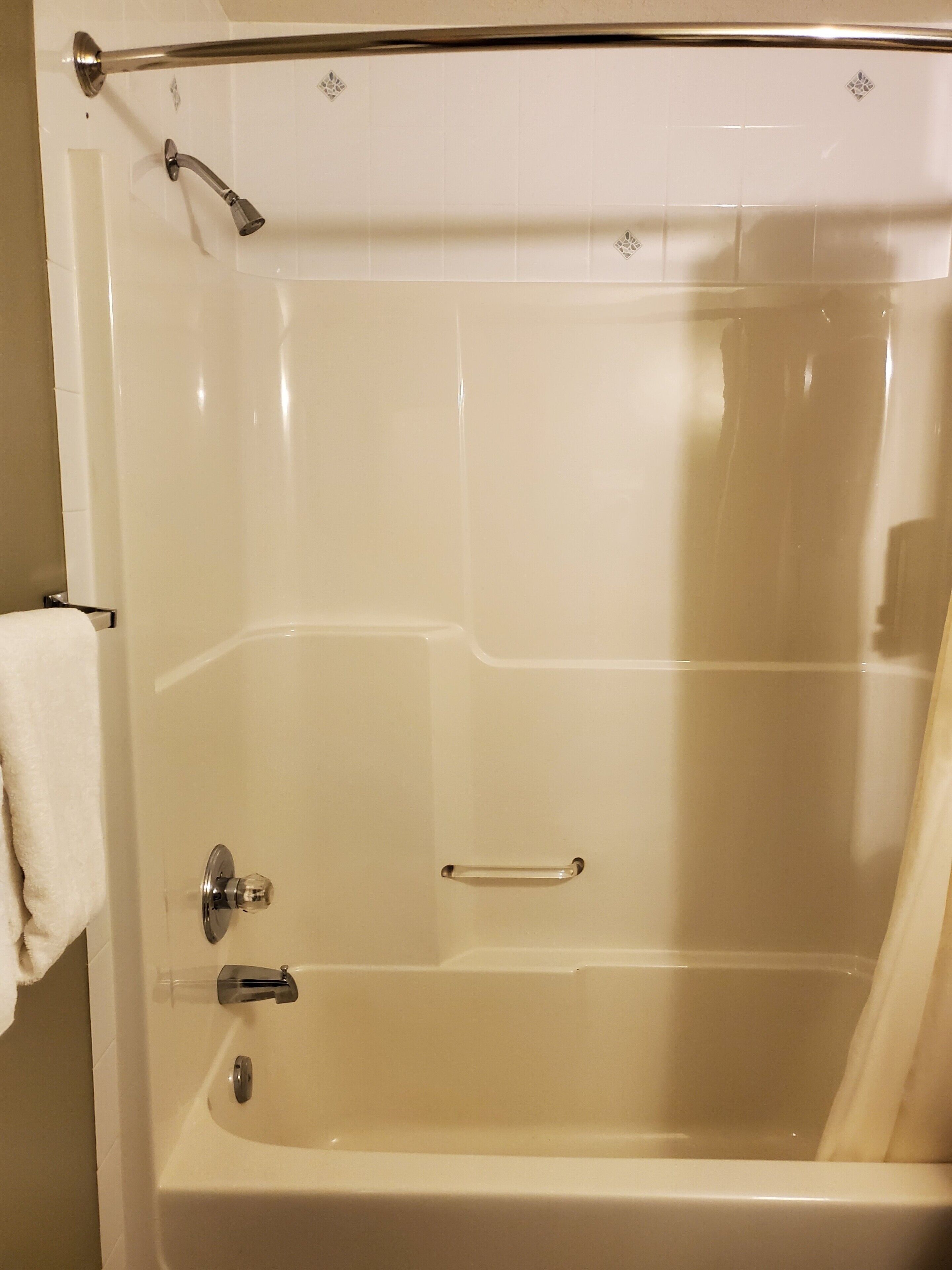 Combined shower/tub, free toiletries, hair dryer, towels