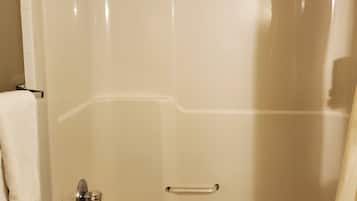 Combined shower/tub, free toiletries, hair dryer, towels