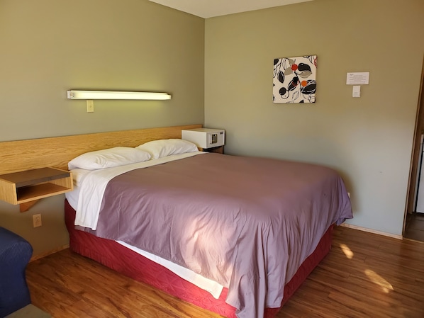 7 bedrooms, premium bedding, desk, iron/ironing board