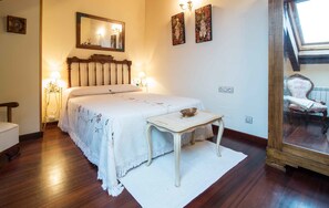 Standard-Doppel- oder -Zweibettzimmer | Schreibtisch, kostenlose Babybetten, Zustellbetten