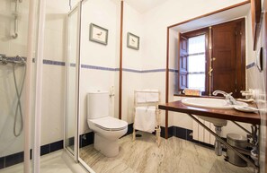Standard-Doppel- oder -Zweibettzimmer | Badezimmer | Dusche, kostenlose Toilettenartikel, Haartrockner