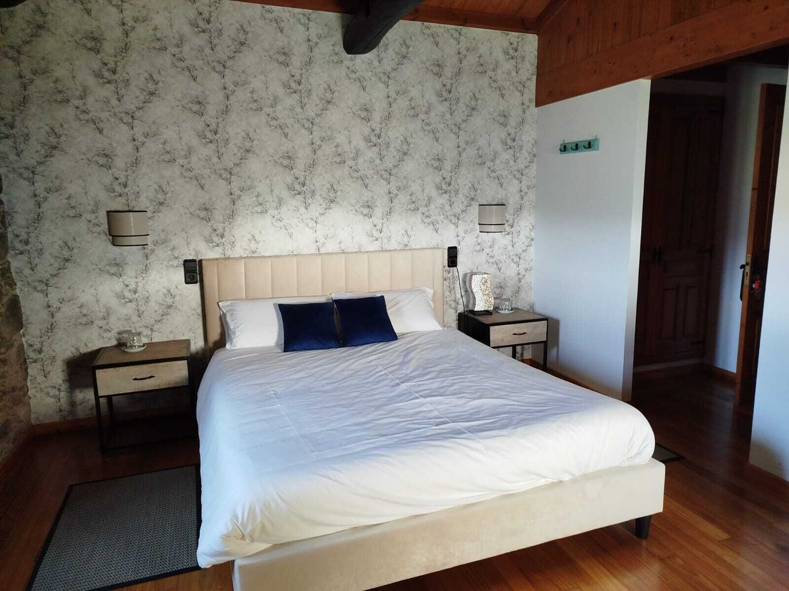 Tweepersoonskamer, uitzicht op bergen | Luxe beddengoed, gratis wifi, beddengoed, rolstoeltoegang