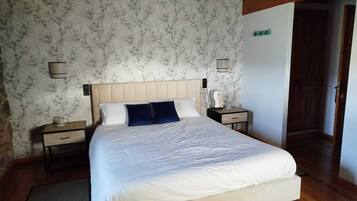 Tweepersoonskamer, uitzicht op bergen | Luxe beddengoed, gratis wifi, beddengoed, rolstoeltoegang