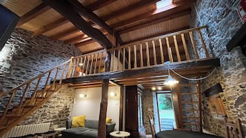 Apartamento, 2 quartos | Área de estar | TV de tela plana