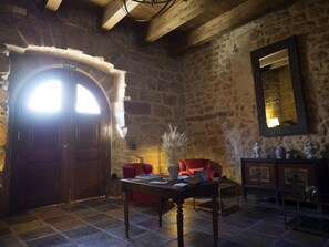 Coin salon dans le hall