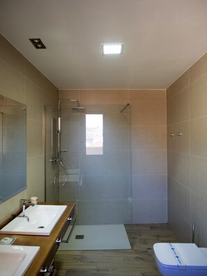 Articles de toilette gratuits, sĂšche-cheveux, serviettes fournies