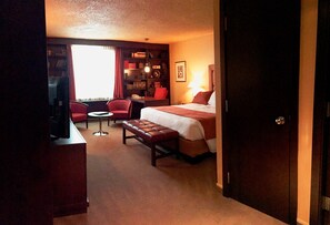 Suite, 1 kingsize bed | Een bureau, een laptopwerkplek, een strijkplank/strijkijzer, gratis wifi