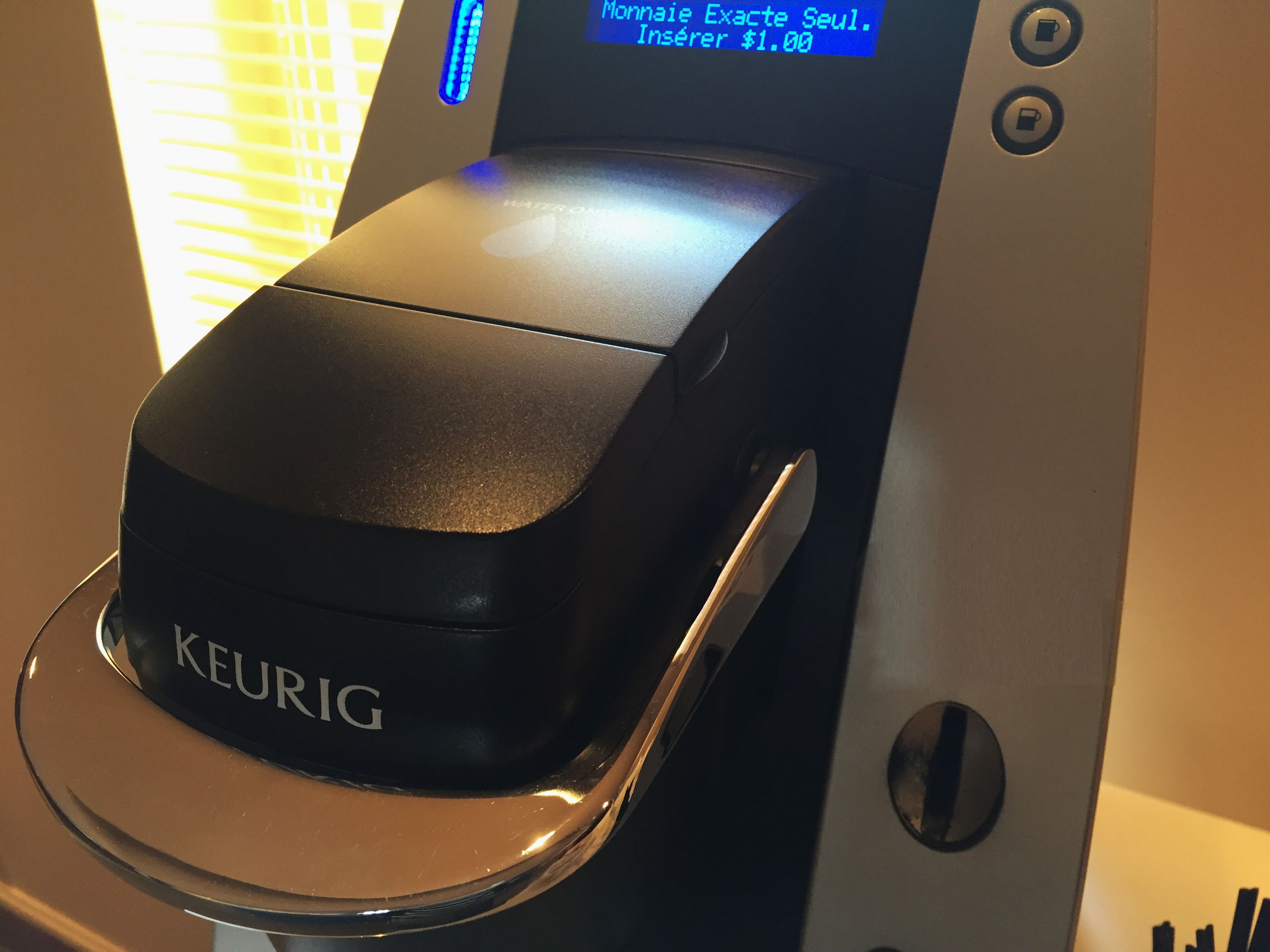 Una cafetera Keurig con pantalla digital.