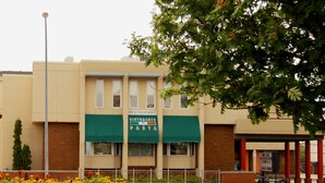 A building with a green awning and a sign that reads "Restaurant Pasta". - Hôtel Mingan (Sept-Iles)