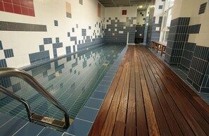 Innenpool, geöffnet von 09:30 Uhr bis 20:30 Uhr, Liegestühle