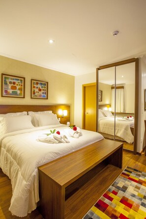 In-room safe, desk, free WiFi, bed sheets - São Carlos Marklin Suítes (São Carlos)