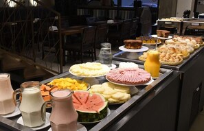 供应早餐、午餐和晚餐，巴西菜