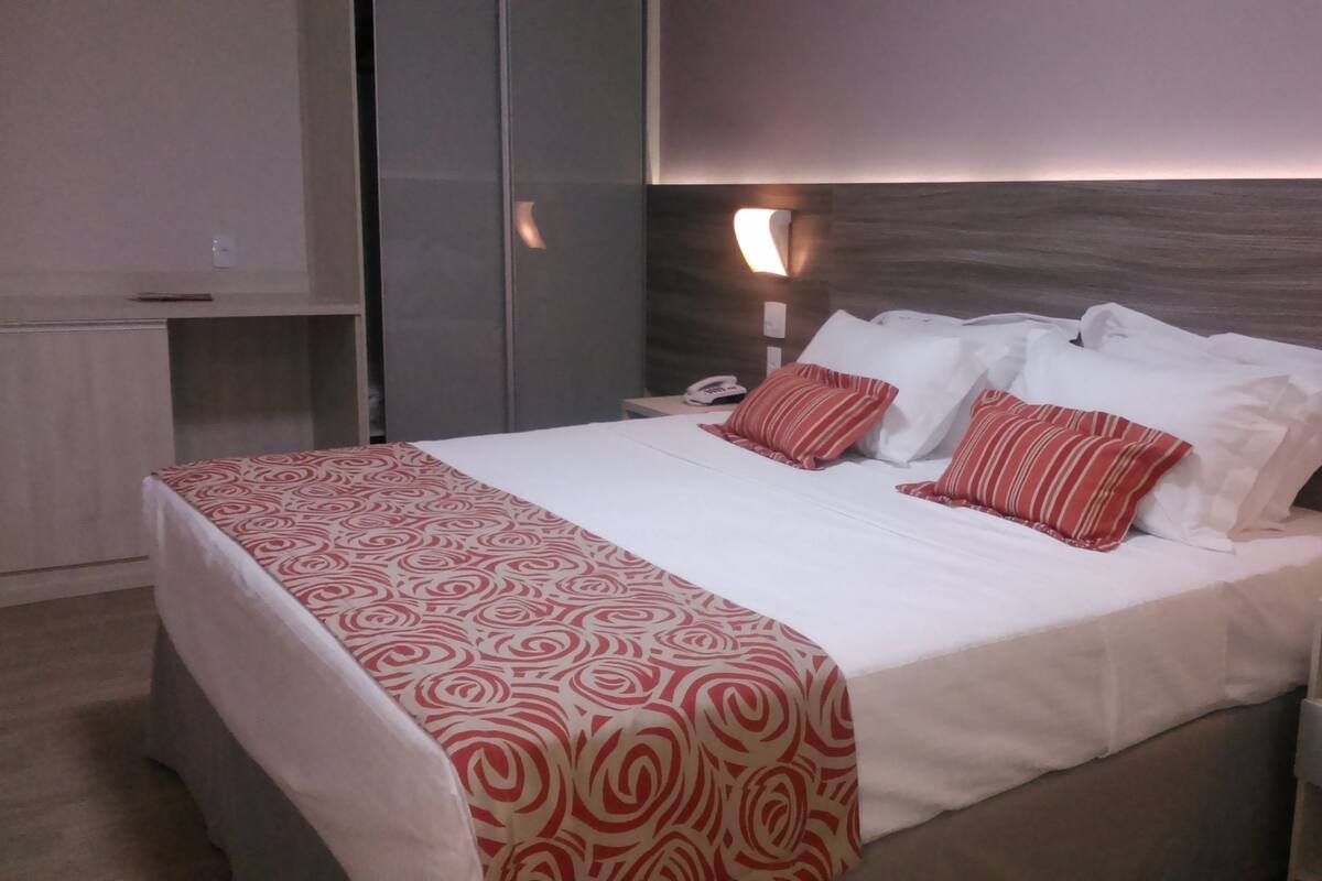 Minibar, in-room safe, desk, WiFi (free)