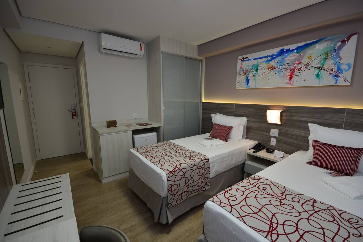 Minibar, in-room safe, desk, WiFi (free)