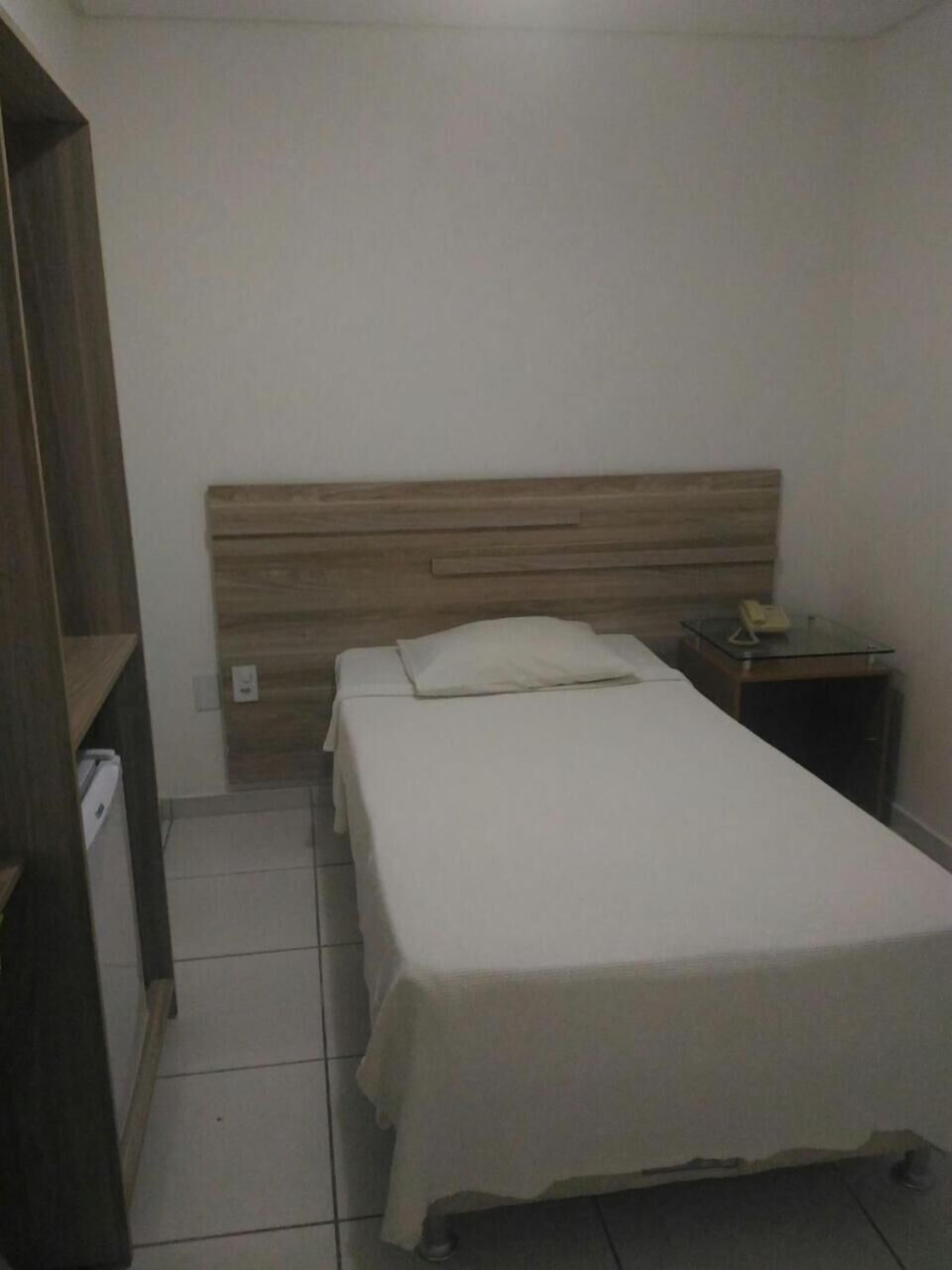 standard single room | minibar, desk, free wifi, bed sheets
