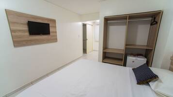 Quarto casal ou duplo standard | Banheiro | Chuveiro, secador de cabelo, toalhas de banho