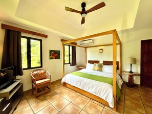 Deluxe Double Room with Balcony | Zimmersafe, schallisolierte Zimmer, kostenloses WLAN, Bettwäsche