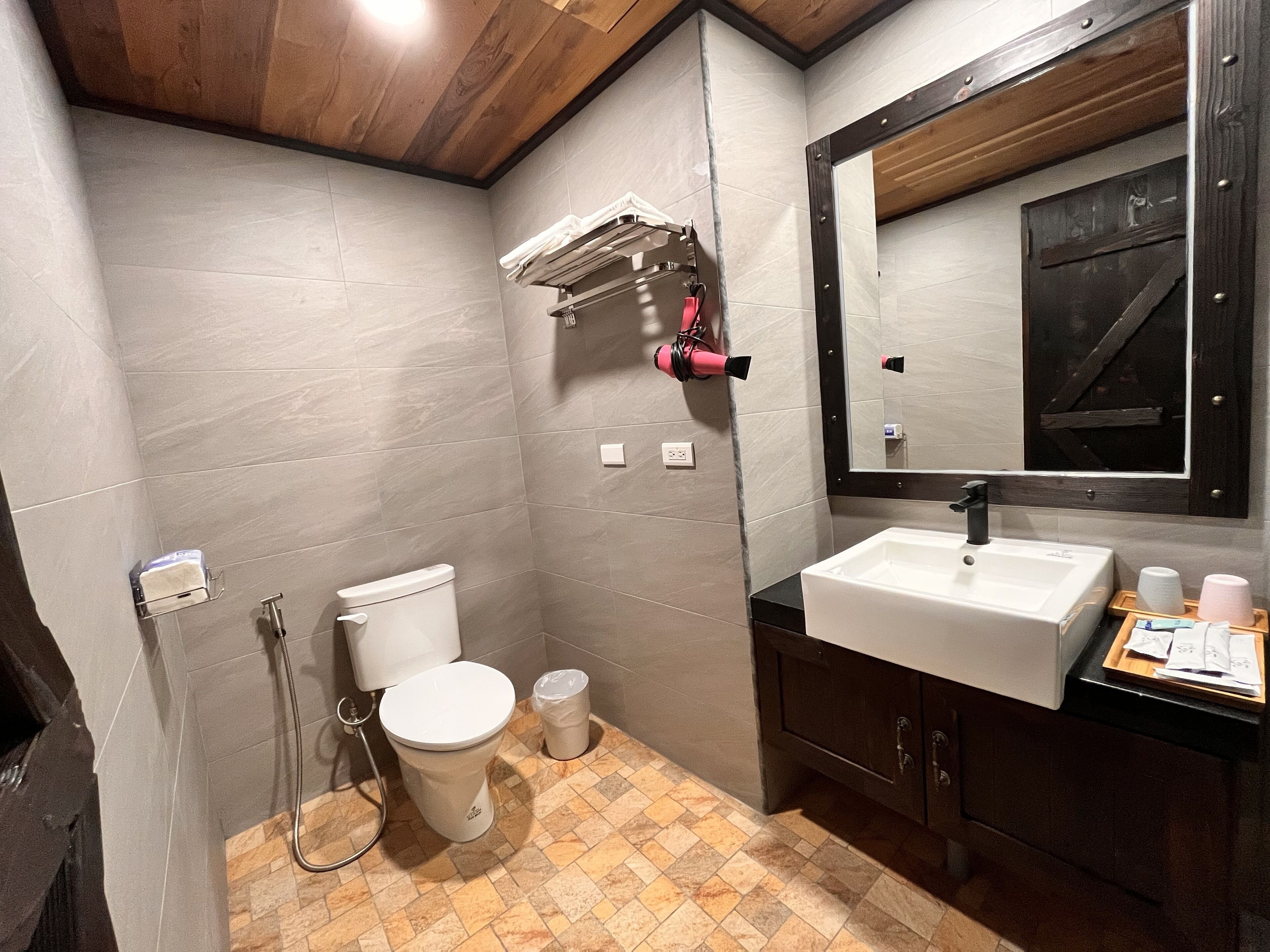 Un baño con inodoro, lavamanos y ducha.