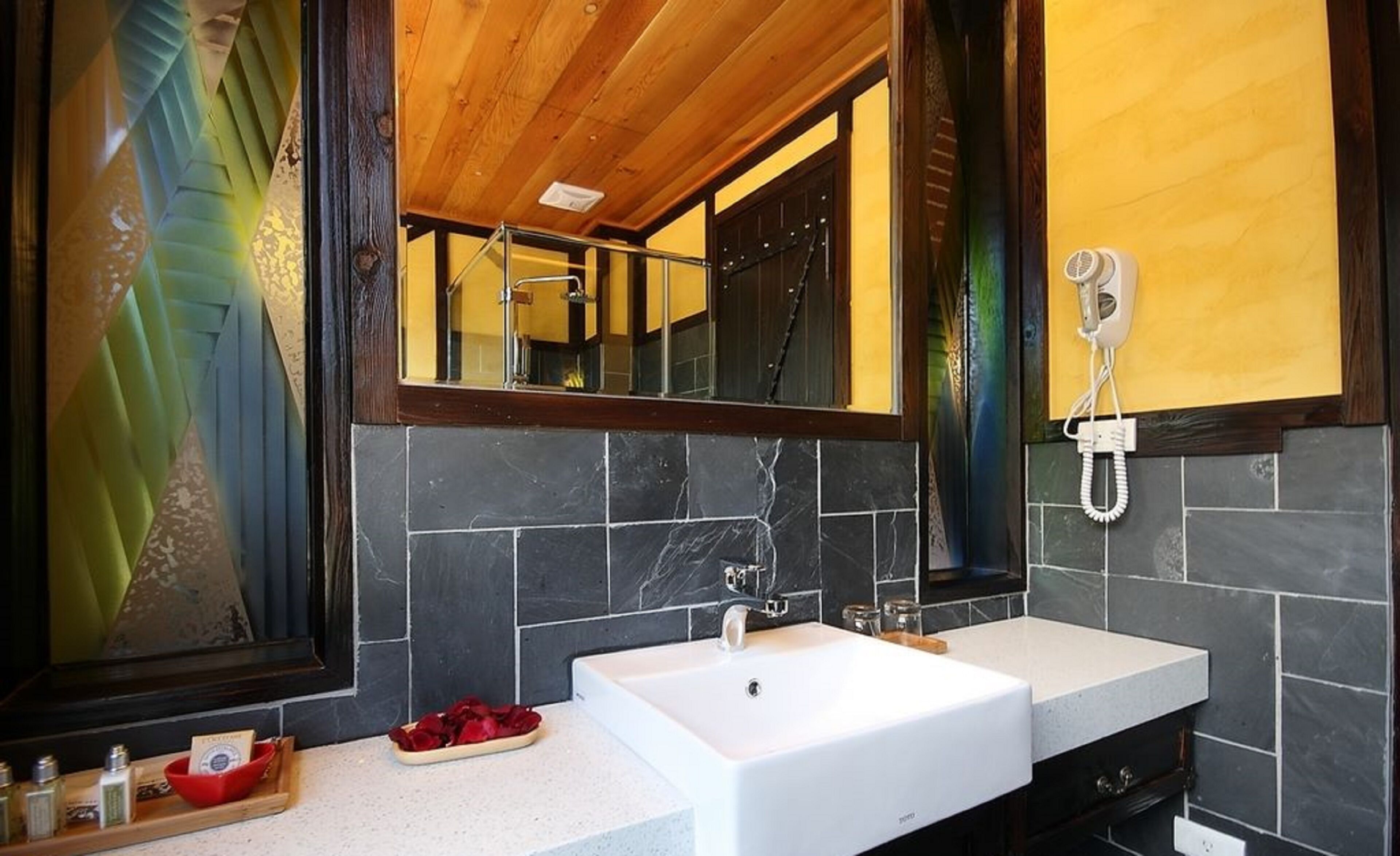 double room, 1 king bed, mountain view | bathroom | eco-friendly toiletries, hair dryer, towels