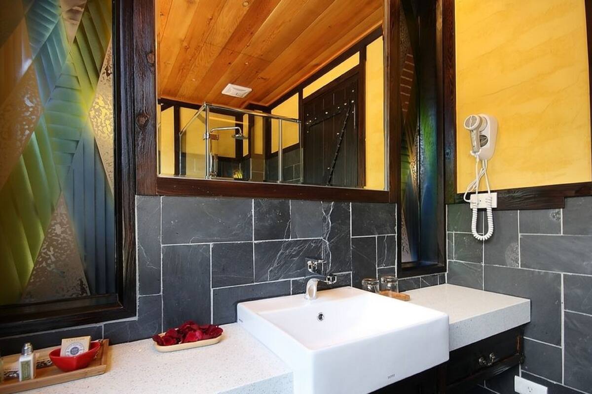 double room, 1 king bed, mountain view | bathroom | eco-friendly toiletries, hair dryer, towels