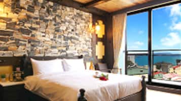 Double Room, 1 King Bed, Lake View | 1 bedroom, individually decorated, soundproofing, free WiFi