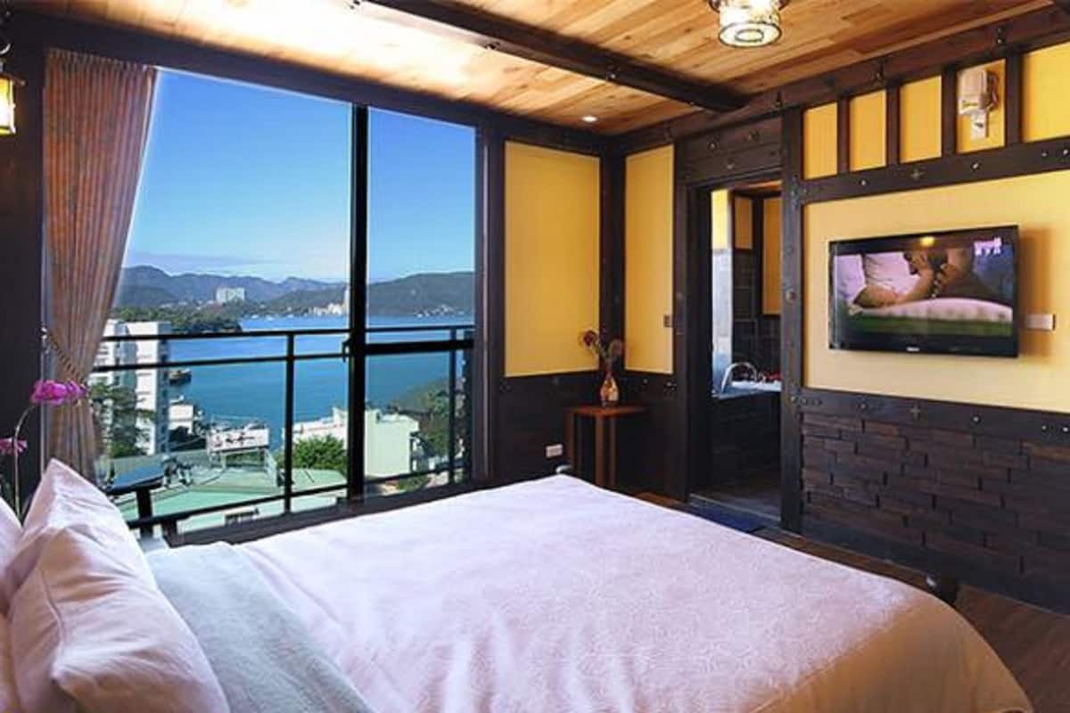 double room, 1 king bed, lake view | 1 bedroom, individually decorated, soundproofing, free wifi