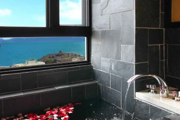 Double Room, 1 King Bed, Lake View | Bathroom | Eco-friendly toiletries, hair dryer, towels