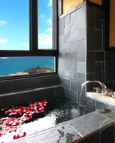 Double Room, 1 King Bed, Lake View | Bathroom