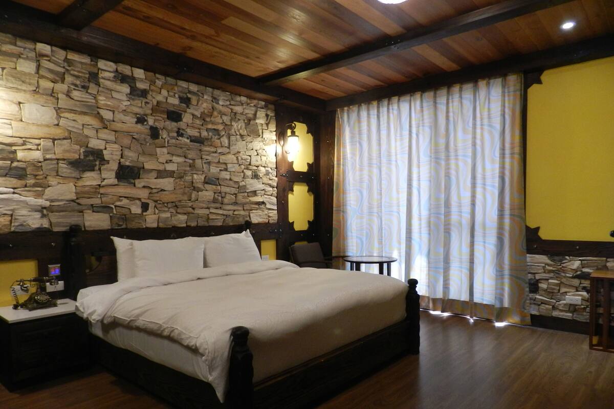 Habitación exclusiva doble, 1 cama de matrimonio grande, vistas a la ciudad | Sistema de insonorización, wifi gratis, decoración individual