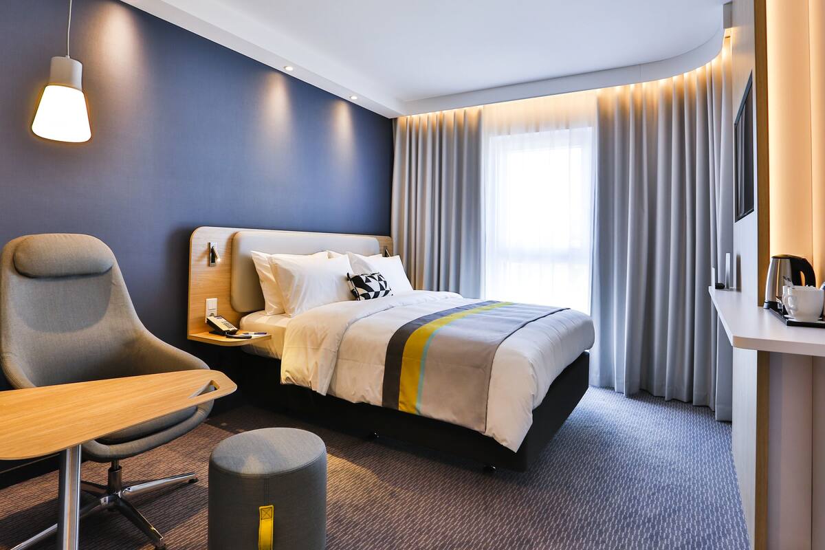 standard room, 1 double bed | 1 bedroom, in-room safe, desk, blackout curtains