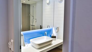 Suihku, ilmaiset hygieniatuotteet, hiustenkuivaaja, pyyhkeet